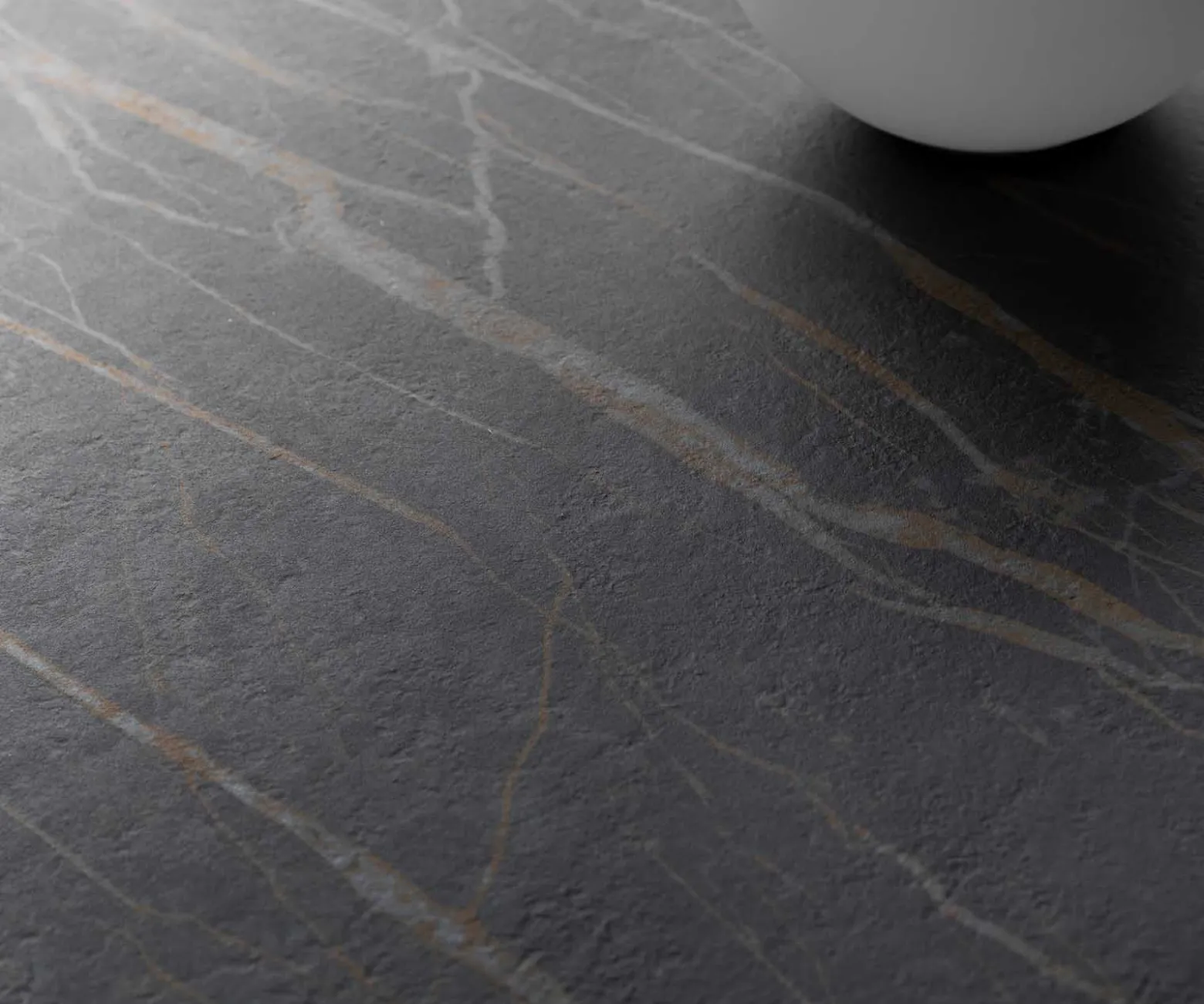 CouchtischDelron 70x70 cm Keramik Laminam®Noir Desir Braun Kreuzfuß Flach Metall Effektfinish Titan Sofort versandfertig
