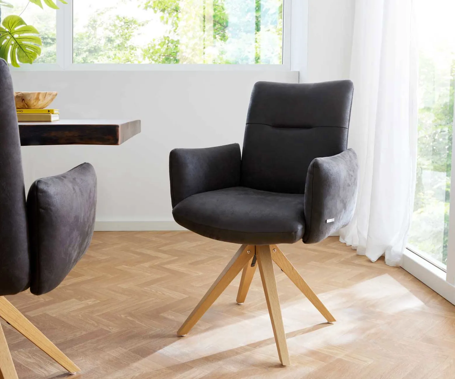 DrehstuhlJova-Flex mit Armlehnen Mikrofaser Anthrazit Vintage Holzgestell kantig Natur 360° drehbar Taschenfederkern Versandfertig ca. 28.10.26