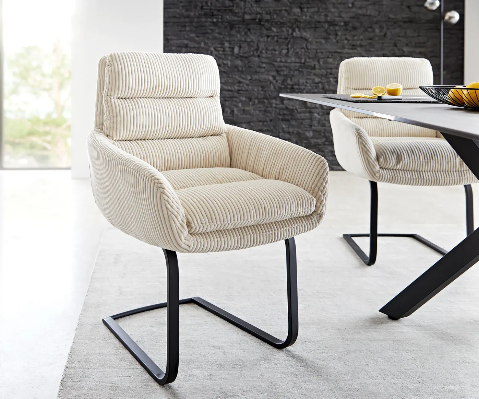 FreischwingerAbelia-Flex mit Armlehnen Cord Beige Freischwinger flach Schwarz Sofort versandfertig