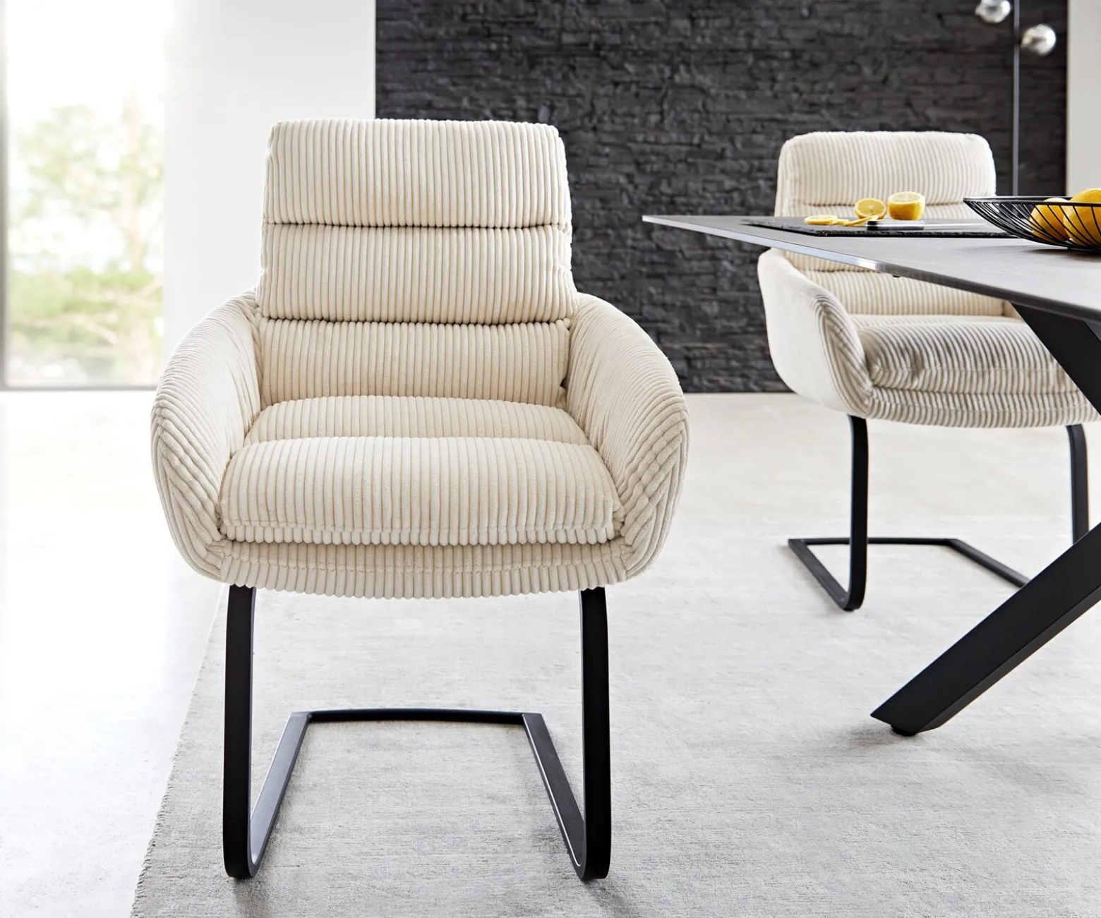 FreischwingerAbelia-Flex mit Armlehnen Cord Beige Freischwinger flach Schwarz Sofort versandfertig