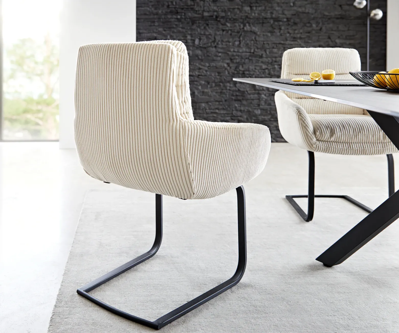 FreischwingerAbelia-Flex mit Armlehnen Cord Beige Freischwinger flach Schwarz Sofort versandfertig