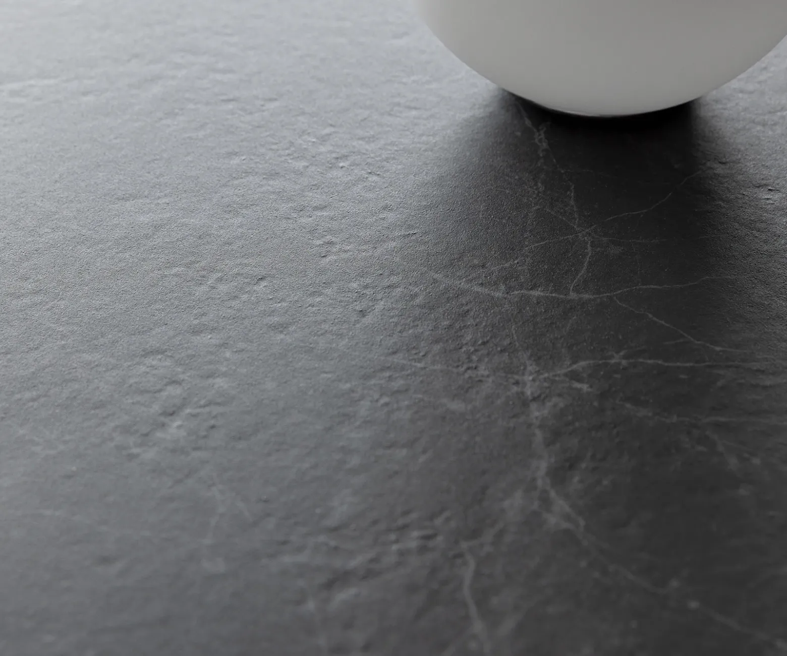 KonsolentischEdge Polygonal 140x50 cm Keramik Laminam® Nero Greco Anthrazit Livos Metall Schwarz Sofort versandfertig