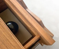 LowboardSolu 175 cm Akazie Natur 2 Türen 2 Schübe Fuß schwebend Metall Schwarz 3D-Front Sofort versandfertig