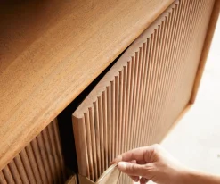 SideboardSurimu 175 cm Akazie Hellbraun 4 Türen 2 Fächer Kork-Griff Holzfüße Versandfertig ca. 28.08.26