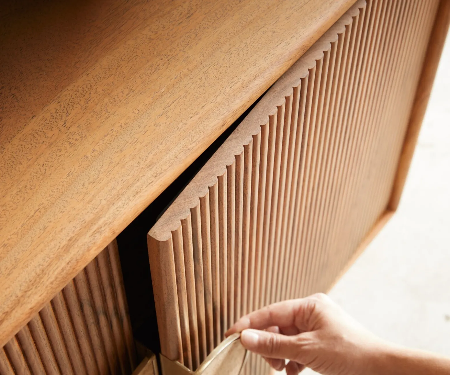 SideboardSurimu 175 cm Akazie Hellbraun 4 Türen 2 Fächer Kork-Griff Holzfüße Versandfertig ca. 28.08.26